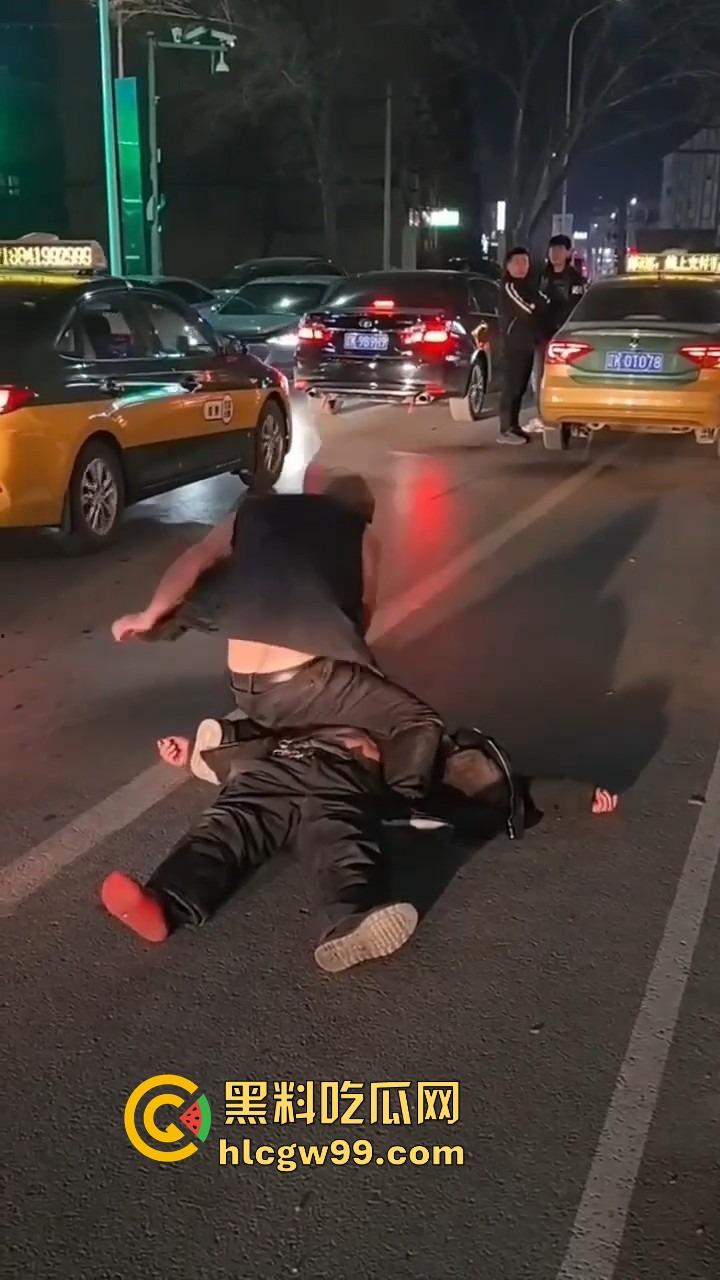 辽宁辽阳灯塔亲兄弟好哥们酒后狂战,拳拳到肉,生怕一拳打不死对方,特警来了才把光头按住!-4