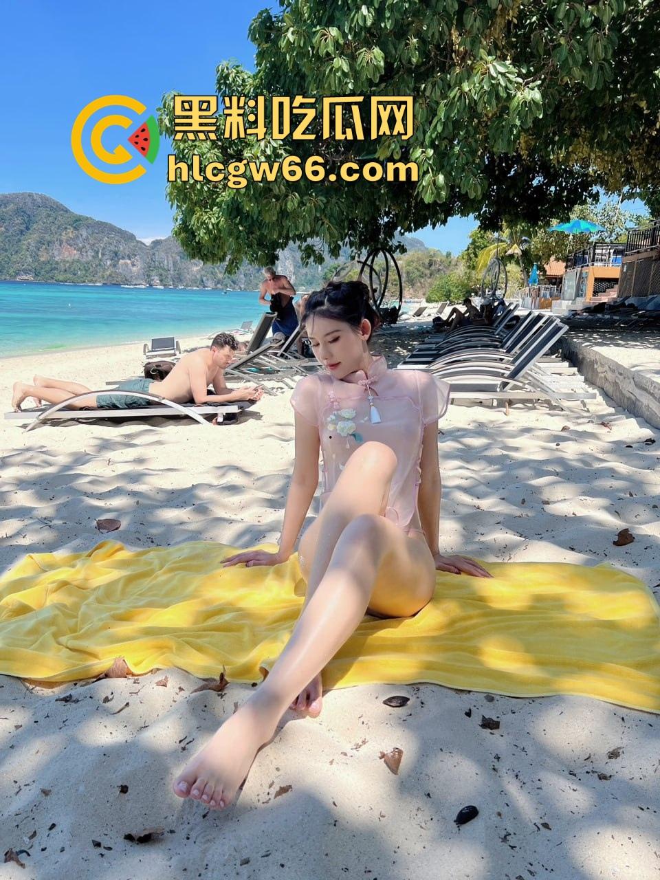 海边沙滩帐篷惊现情侣做爱 前脚刚拍完美照后脚就直接干上了 帘都不拉如入无人之境 偷拍小哥都看呆了!-3