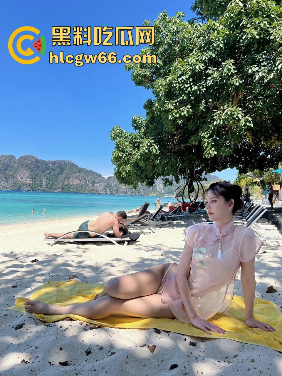 海边沙滩帐篷惊现情侣做爱 前脚刚拍完美照后脚就直接干上了 帘都不拉如入无人之境 偷拍小哥都看呆了!-8