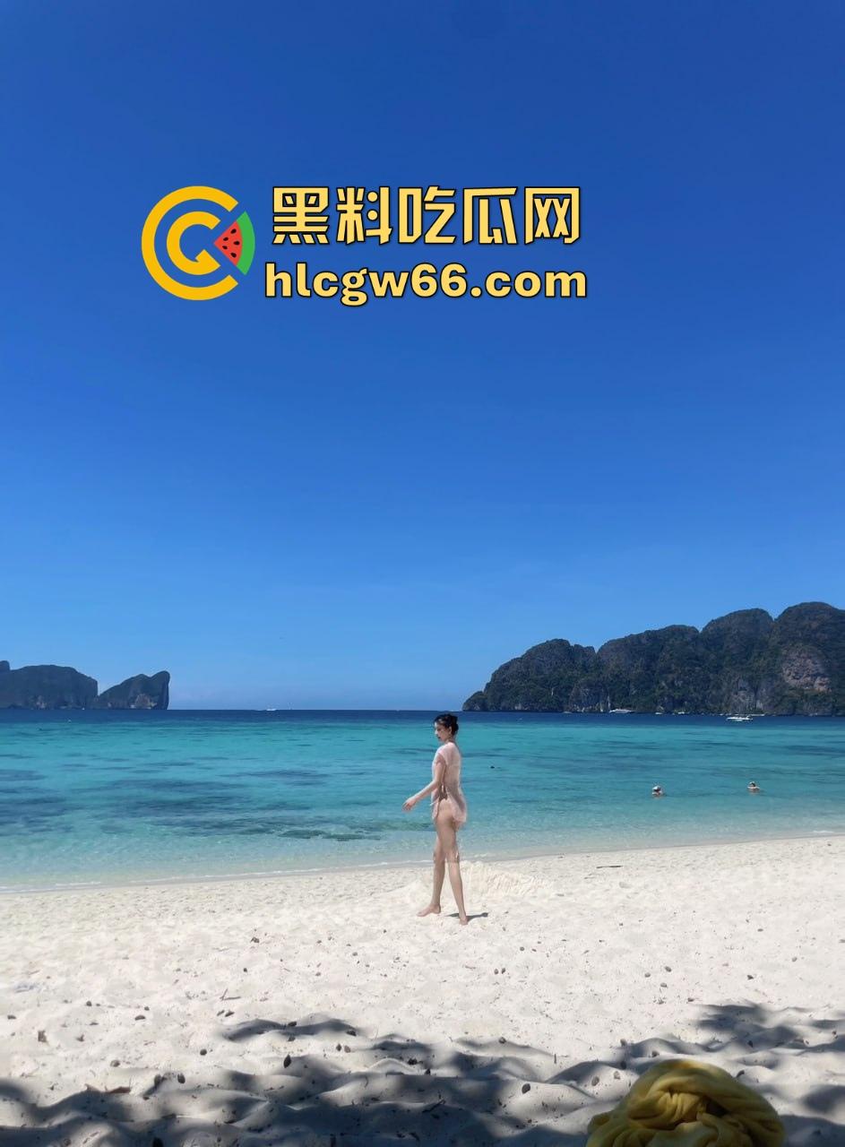 海边沙滩帐篷惊现情侣做爱 前脚刚拍完美照后脚就直接干上了 帘都不拉如入无人之境 偷拍小哥都看呆了!-10