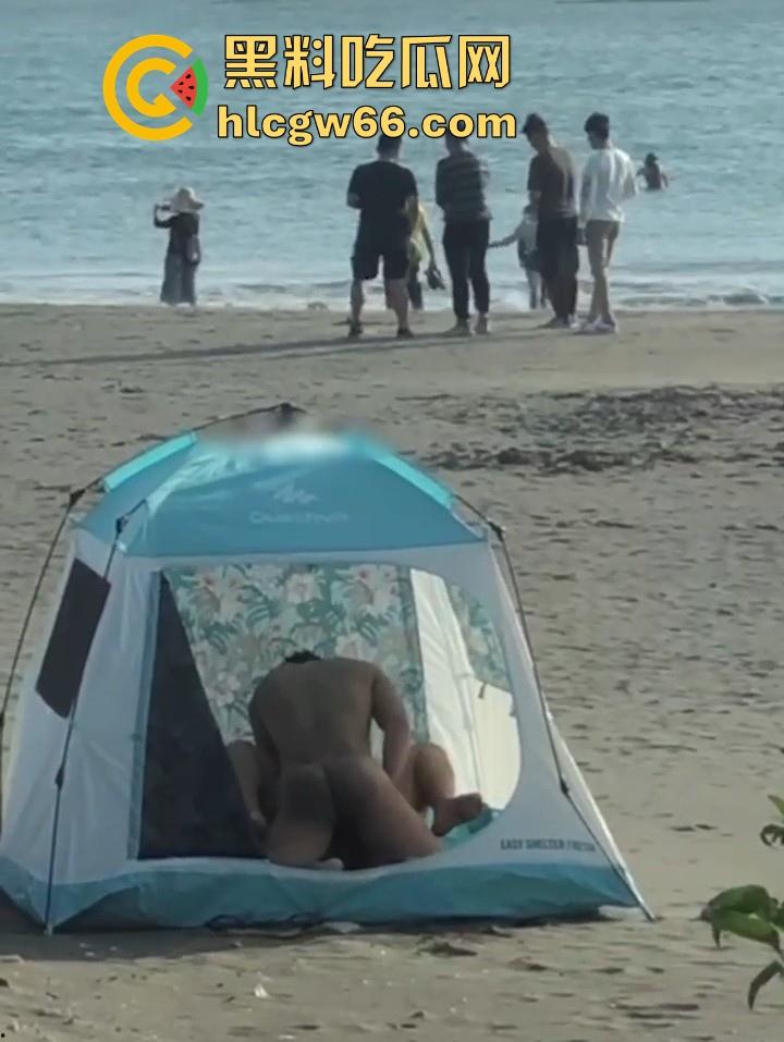 海边沙滩帐篷惊现情侣做爱 前脚刚拍完美照后脚就直接干上了 帘都不拉如入无人之境 偷拍小哥都看呆了!-11