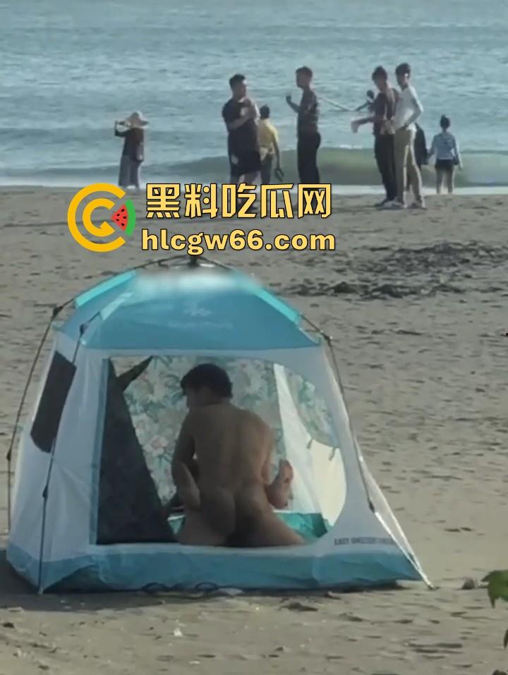 海边沙滩帐篷惊现情侣做爱 前脚刚拍完美照后脚就直接干上了 帘都不拉如入无人之境 偷拍小哥都看呆了!-12