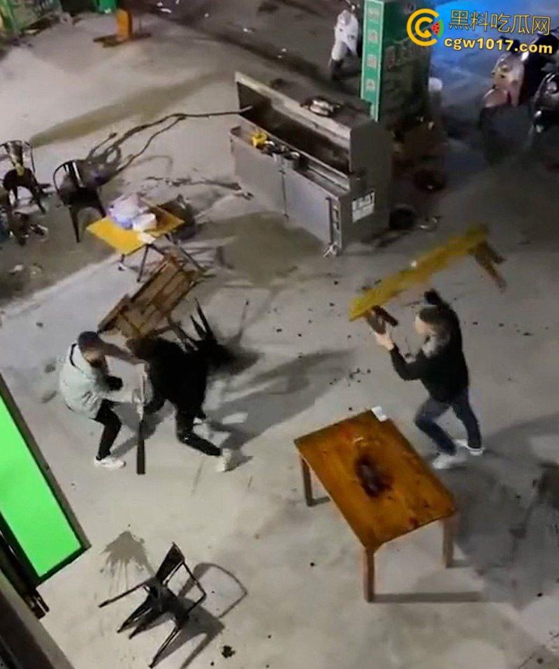 广东渔夫烧烤店发生乱斗火拼,一伙黑衣人手持砍刀见人就砍,烧烤店瞬间桌椅碎裂,楼上群众幸灾乐祸狂拍 !-1