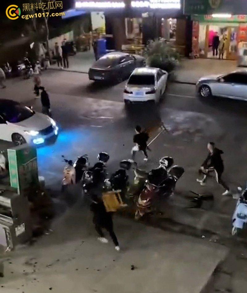 广东渔夫烧烤店发生乱斗火拼,一伙黑衣人手持砍刀见人就砍,烧烤店瞬间桌椅碎裂,楼上群众幸灾乐祸狂拍 !-5