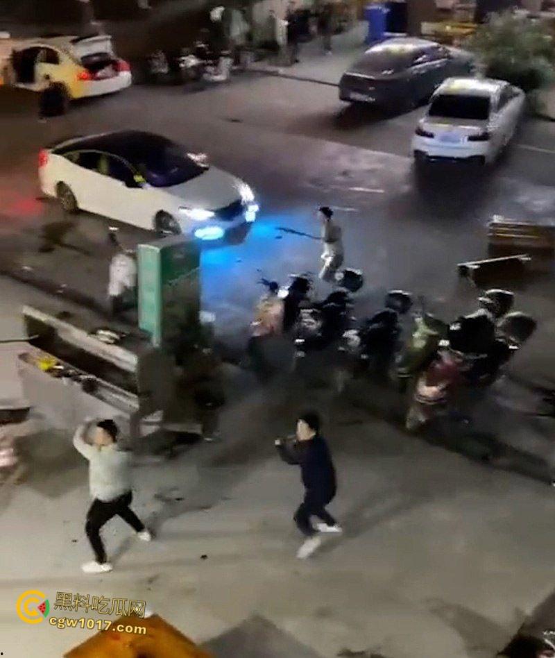 广东渔夫烧烤店发生乱斗火拼,一伙黑衣人手持砍刀见人就砍,烧烤店瞬间桌椅碎裂,楼上群众幸灾乐祸狂拍 !-7