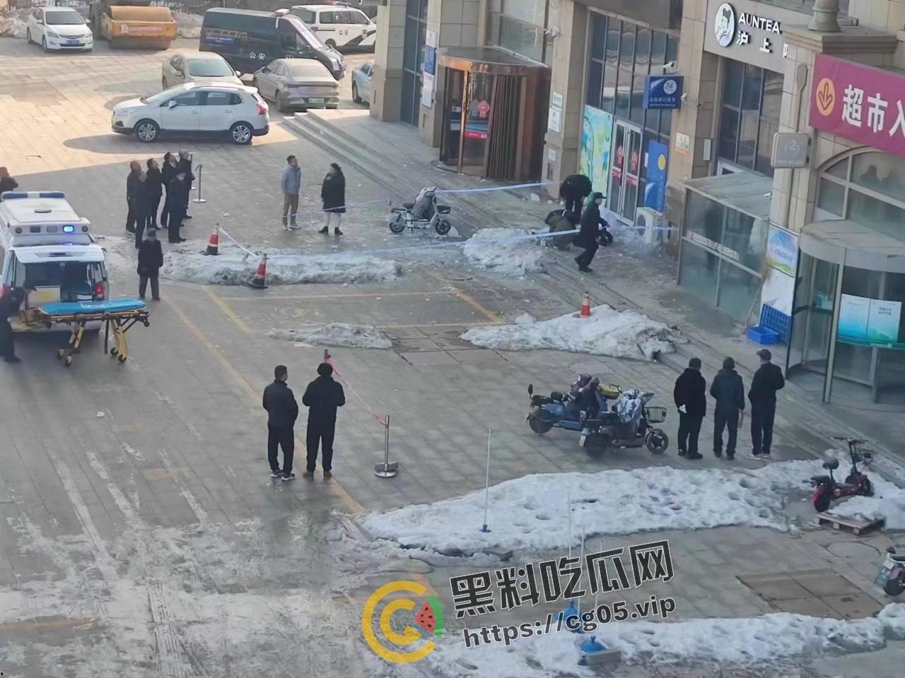 烟台鲁东大学 大学生被掉落冰锥砸中 抢救后身亡 现场画面曝光-5