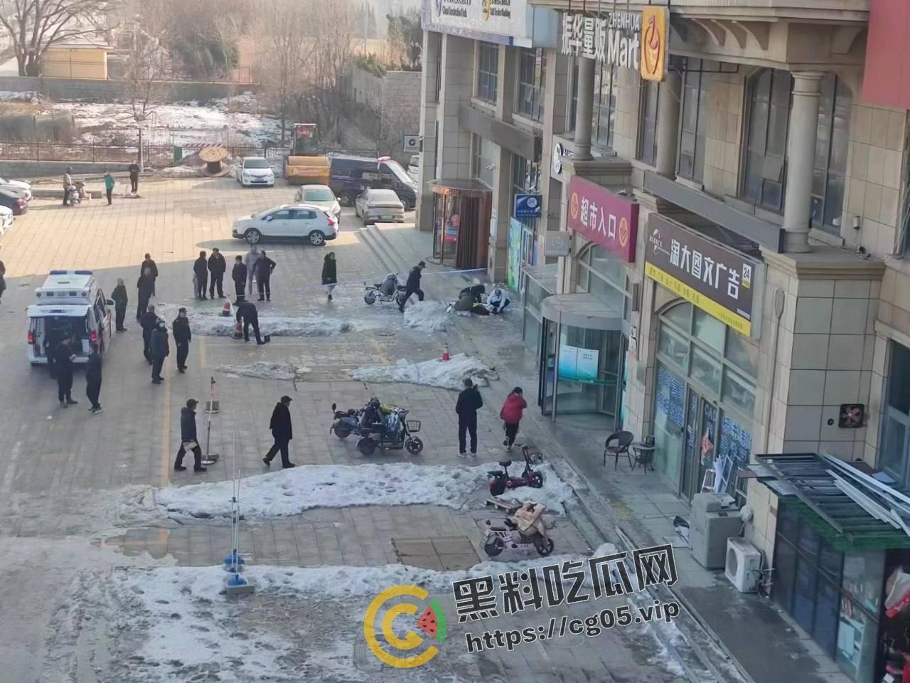 烟台鲁东大学 大学生被掉落冰锥砸中 抢救后身亡 现场画面曝光-6