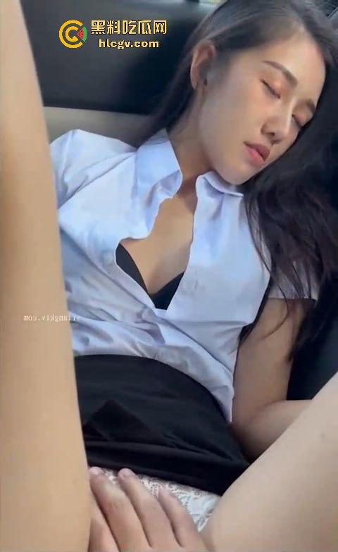 成都师范泰国留学生户外车震!23岁辣妹『莱慕尔』车里不够爽直接下车草堆打野炮,男友炫耀曝光!-5