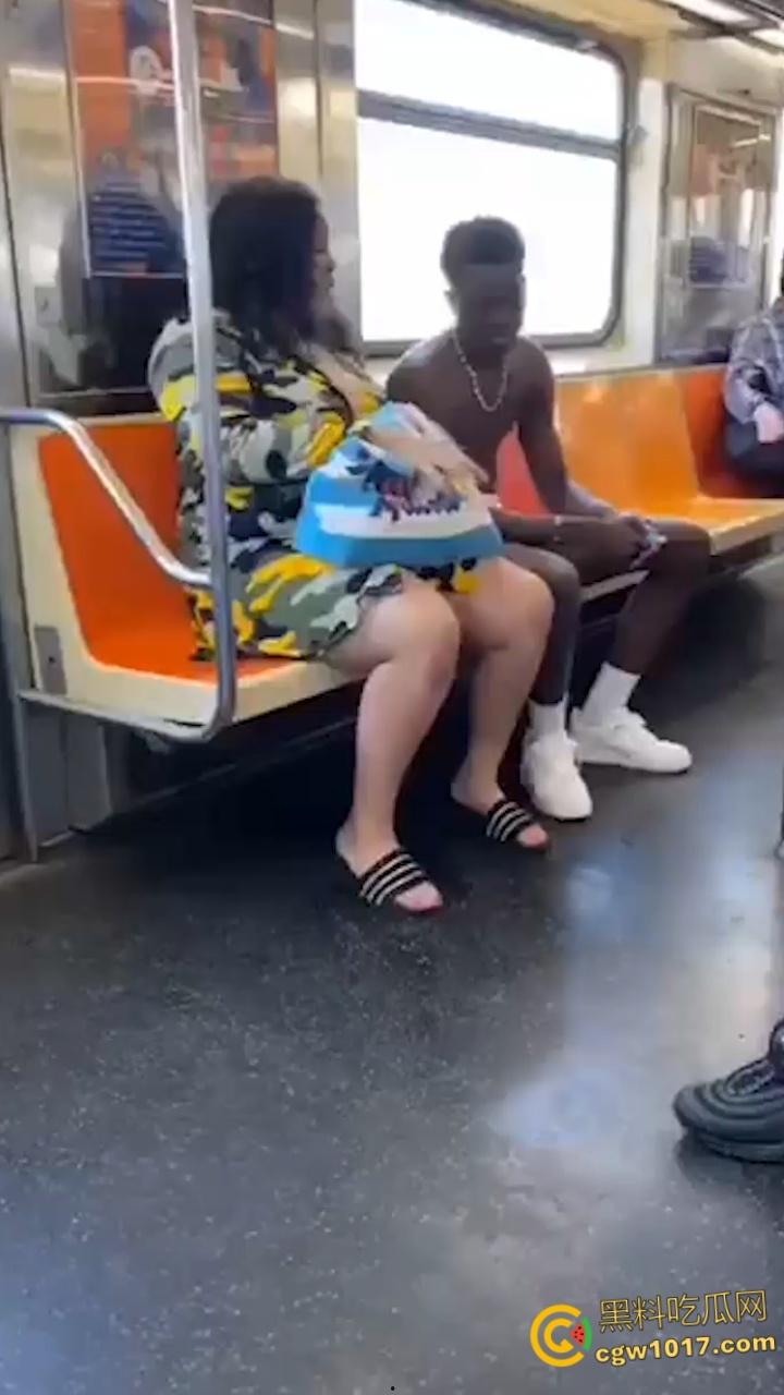 地铁猎奇!黑人巨乳母亲当众给20岁儿子吸吮奶头喂奶,乘客目瞪口呆与其争吵,黑妈宝太过逆天!-1