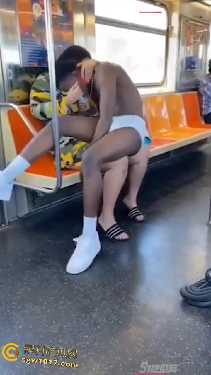 地铁猎奇!黑人巨乳母亲当众给20岁儿子吸吮奶头喂奶,乘客目瞪口呆与其争吵,黑妈宝太过逆天!-2