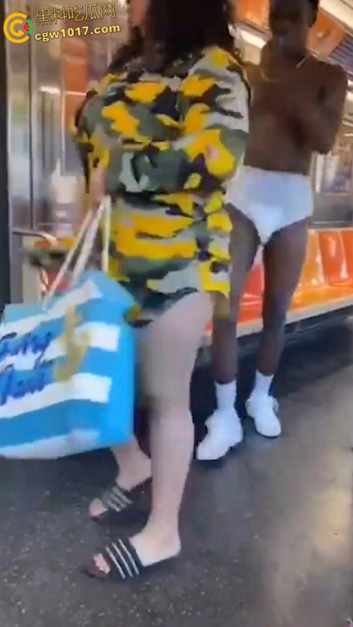 地铁猎奇!黑人巨乳母亲当众给20岁儿子吸吮奶头喂奶,乘客目瞪口呆与其争吵,黑妈宝太过逆天!-7