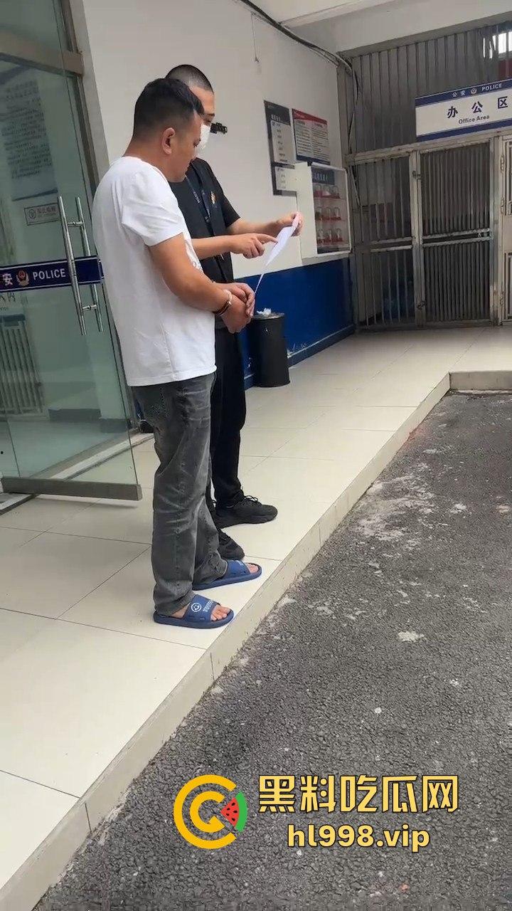 建材大佬狂上天!开七系跑到直播现场,口出狂言要睡主播,没人理还开车撞场!-12