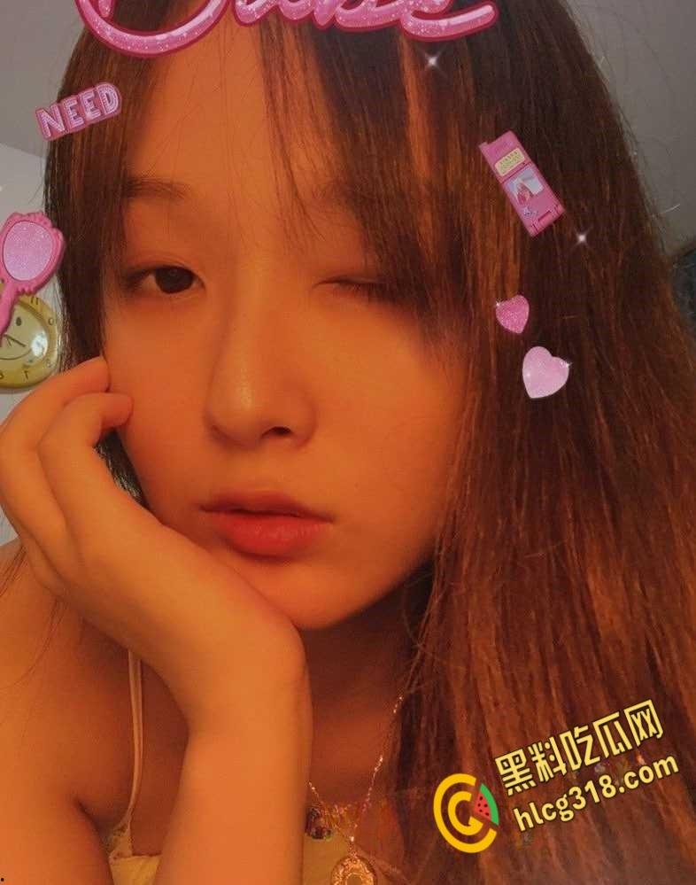 清纯女大学生主动提出约炮,穿着开档黑丝等着被操,拉丝眼神一看就是欠调教的母狗!-1