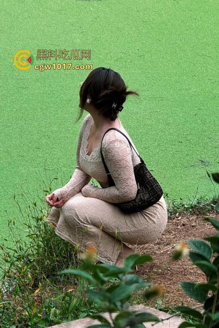 国产重口扩张熟女【依然】,普通假屌满足不了骚B,摸湿润后可口可乐猛塞子宫,小瓶可乐轻松拿下!-5