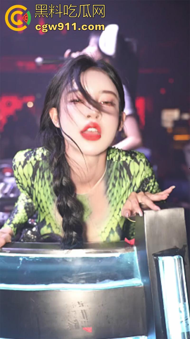 穷人女神富人母狗,有钱人的精彩夜生活,酒吧性感DJ和dancer,被大哥带走各种操,这生活真让人羡慕啊!-1