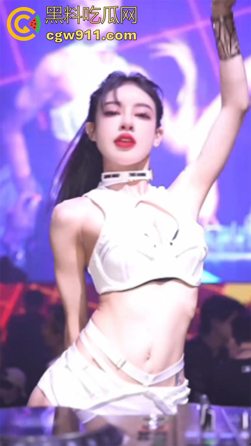 穷人女神富人母狗,有钱人的精彩夜生活,酒吧性感DJ和dancer,被大哥带走各种操,这生活真让人羡慕啊!-5