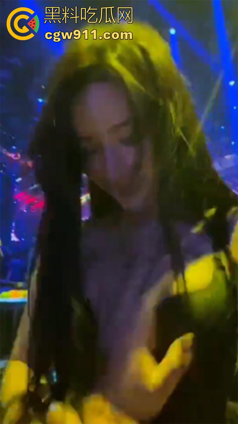 穷人女神富人母狗,有钱人的精彩夜生活,酒吧性感DJ和dancer,被大哥带走各种操,这生活真让人羡慕啊!-11