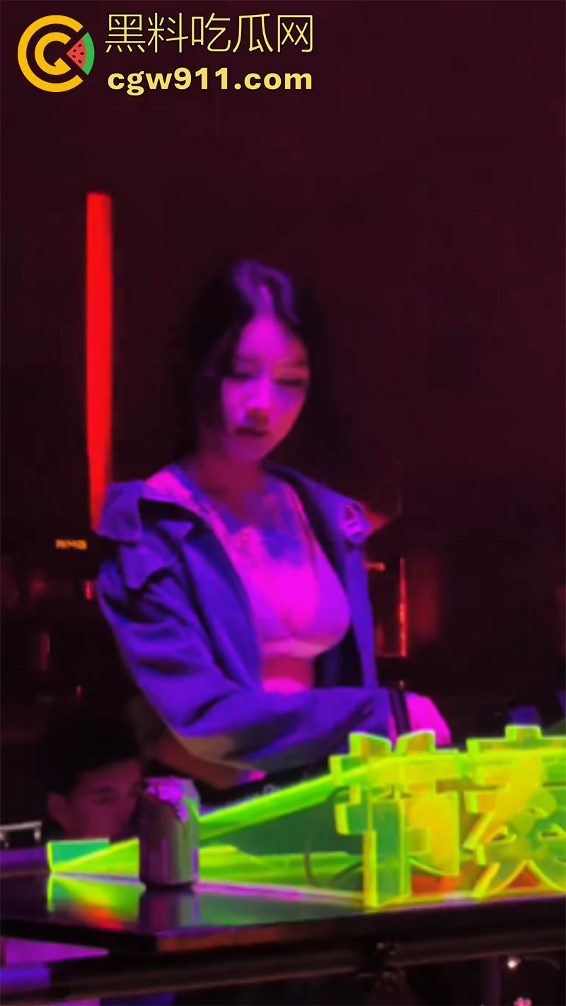 穷人女神富人母狗,有钱人的精彩夜生活,酒吧性感DJ和dancer,被大哥带走各种操,这生活真让人羡慕啊!-14