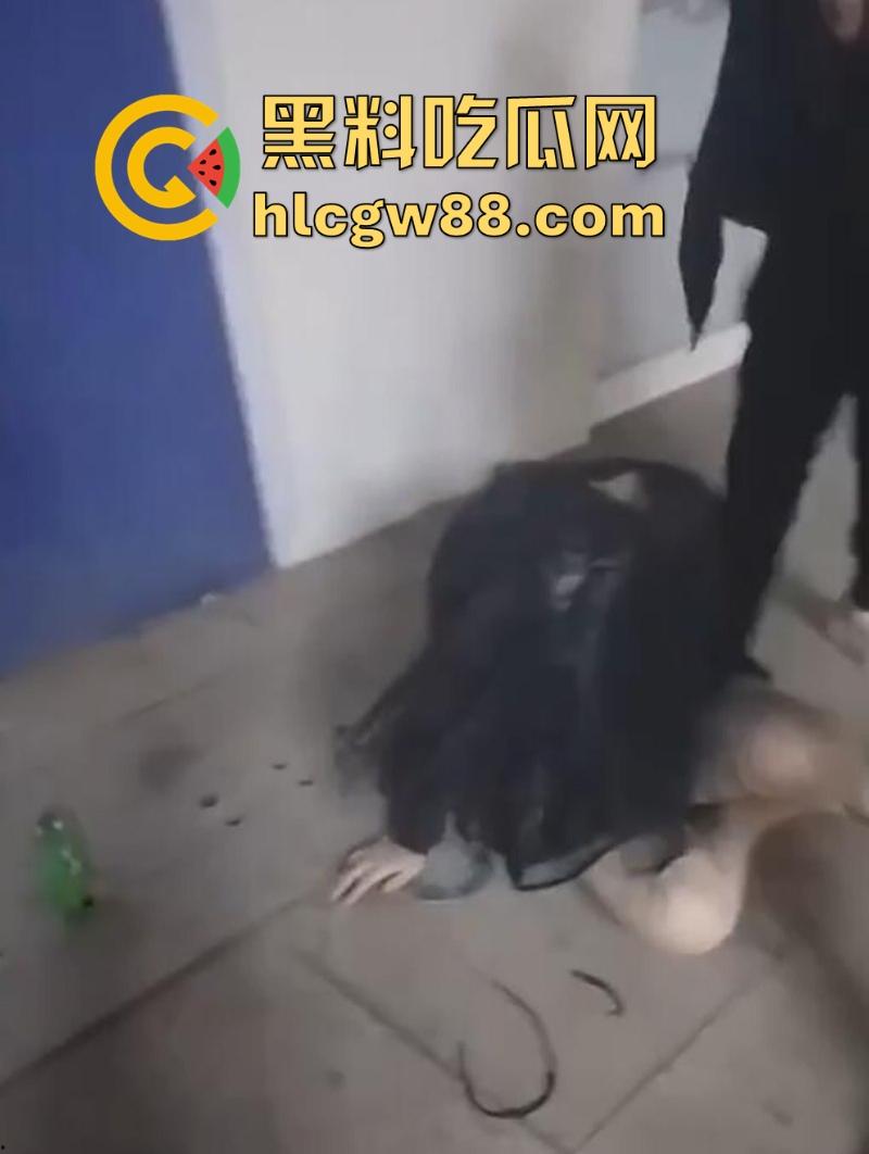 东北精神小妹之间的战斗 一群少女围殴两名姐妹 拽着头发暴打 看呆同行小伙 太狠了!-1