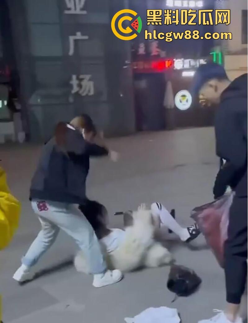 东北精神小妹之间的战斗 一群少女围殴两名姐妹 拽着头发暴打 看呆同行小伙 太狠了!-8