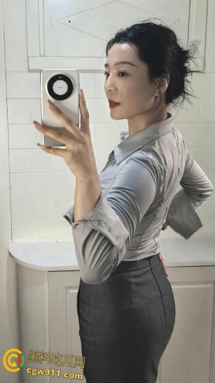 趁妹妹不在家,大姨子穿真空旗袍勾引妹夫,厕所主动跪地口交,镜前后入无套,骑乘内射骚穴 !-2