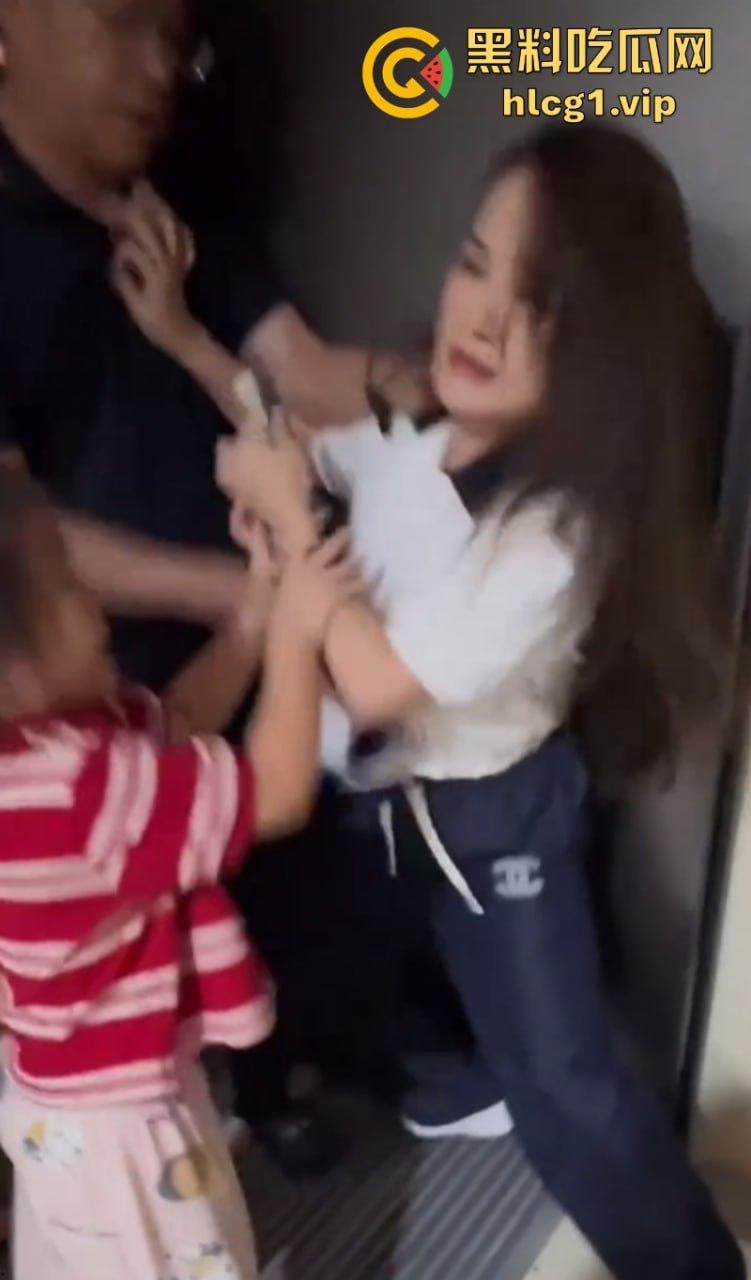 离完婚就不能见小孩?江苏泰州女子回家看小孩遭公公拳打脚踢!-11