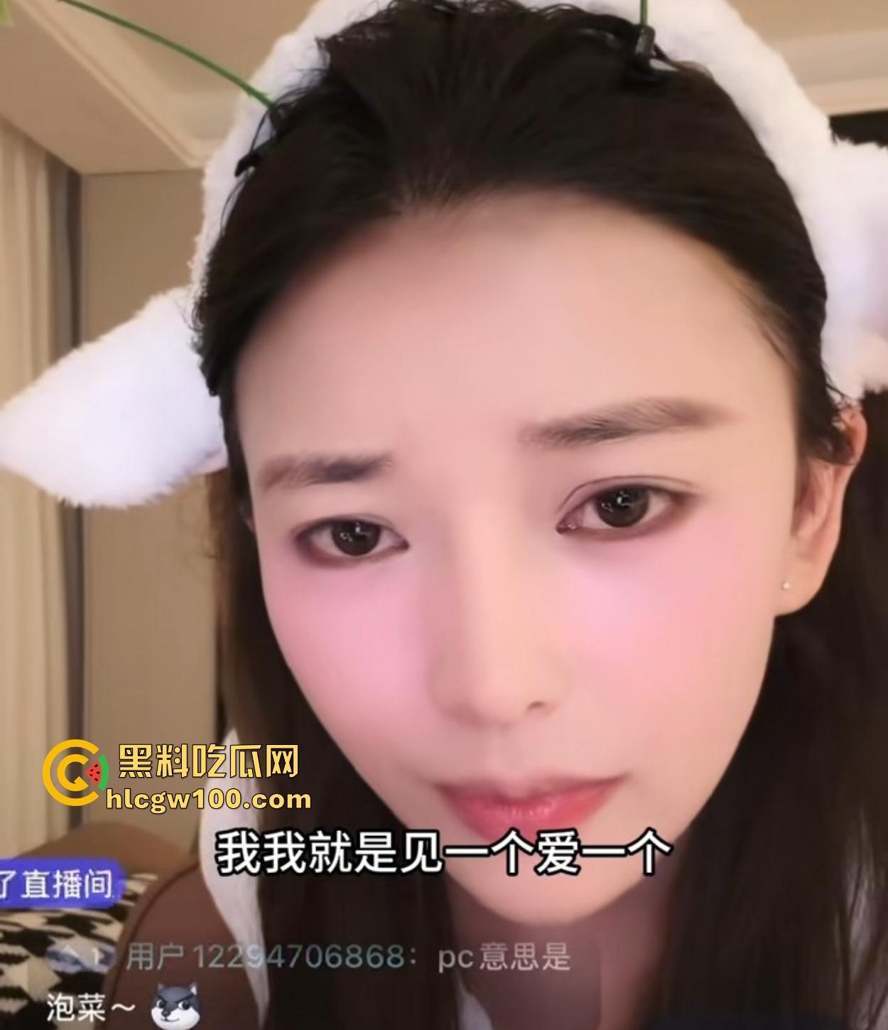 抖音64万粉丝『 小翁 』直播间整活名场面，恋足大佬爱闻臭袜，30岁处男哥被嘲讽低配显示器，天天抽象到飞！-9