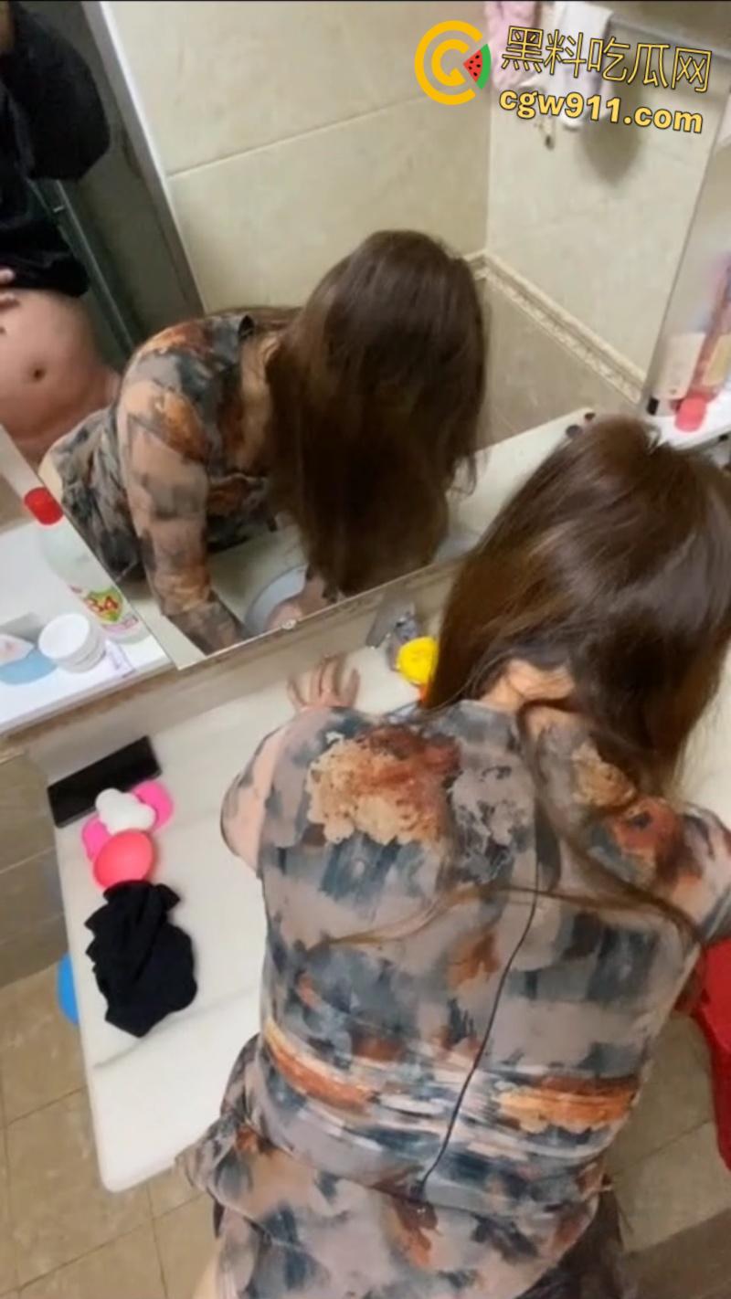 趁妹妹不在家,大姨子穿真空旗袍勾引妹夫,厕所主动跪地口交,镜前后入无套,骑乘内射骚穴 !-7