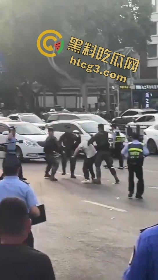 西安大雁塔景区菜刀小伙与警察激烈交火，惊心动魄现场引爆网络！-5