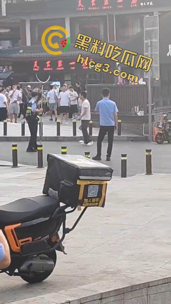 西安大雁塔景区菜刀小伙与警察激烈交火，惊心动魄现场引爆网络！-7