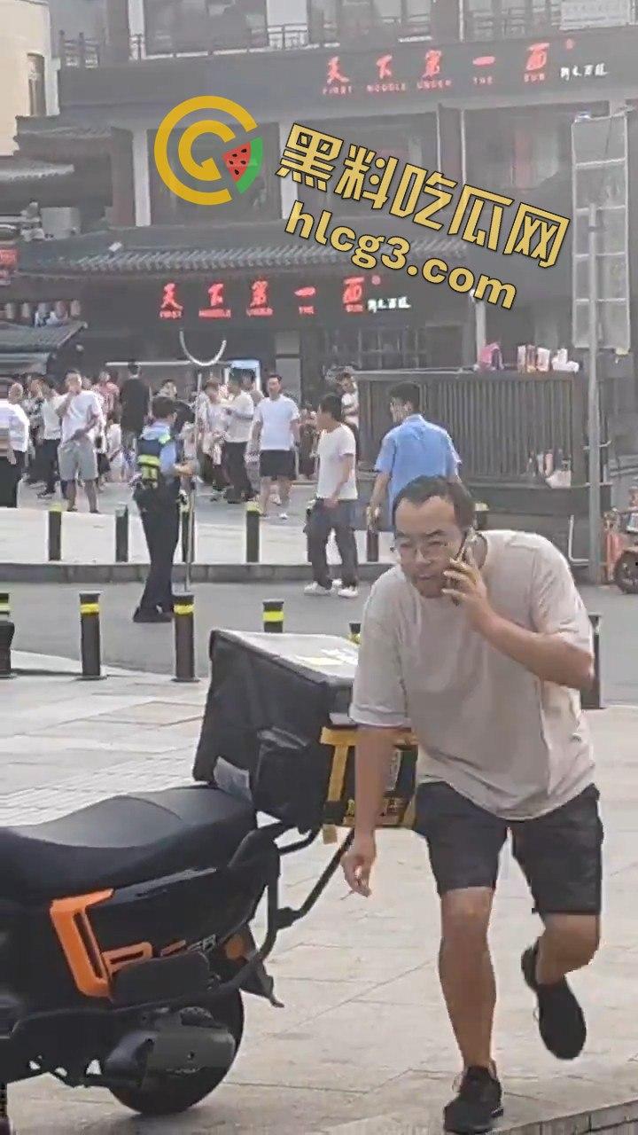 西安大雁塔景区菜刀小伙与警察激烈交火，惊心动魄现场引爆网络！-8