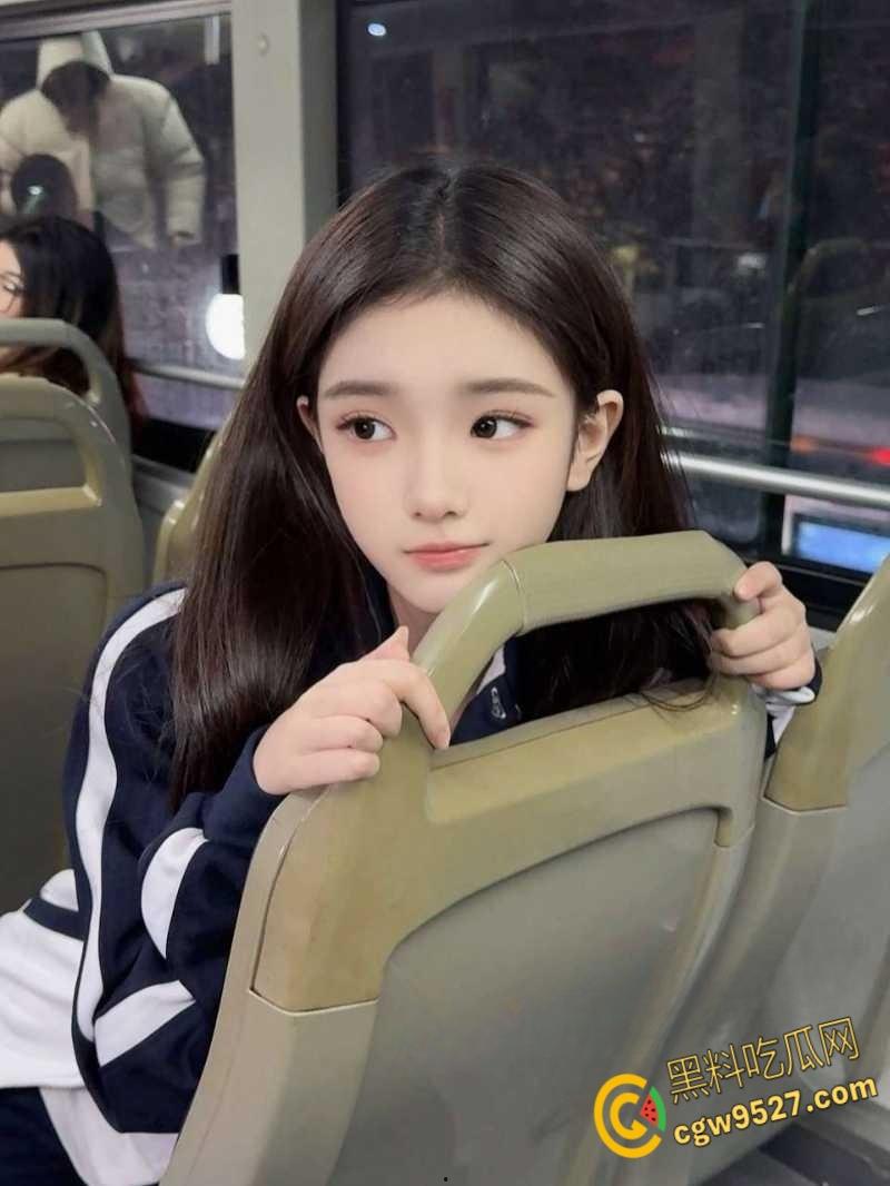 北京服装学院校花【于炜婕】，兼职外围私下曝光，更有招嫖卡片代言人之称，白虎嫩穴被各种玩弄！-4