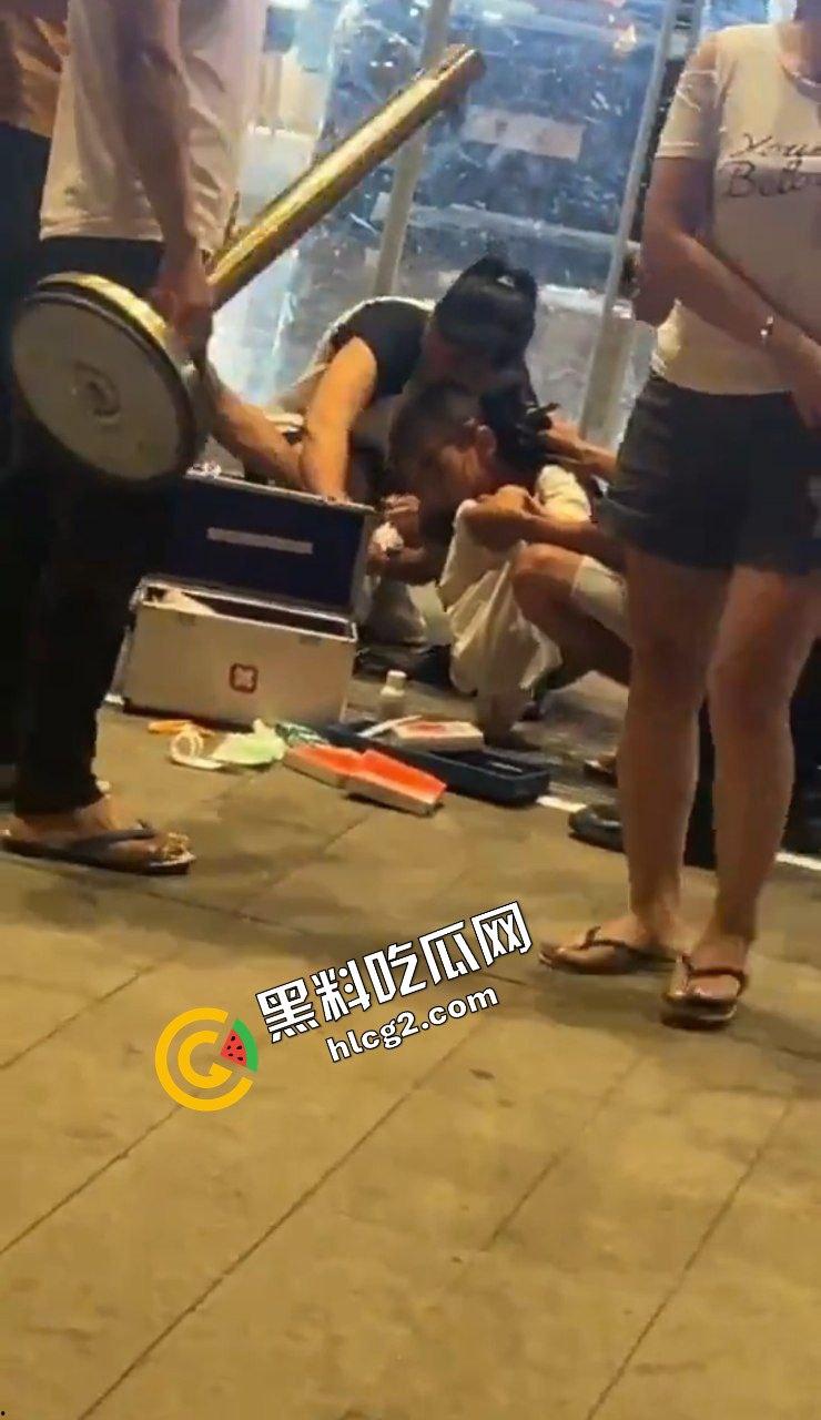 广西玉林南兴广场 精神病男子袭击广场砍人 下死手砍颈动脉 血迹斑斑！致4名小孩受伤！-7