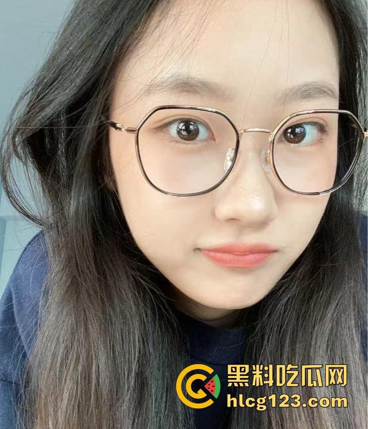 襄阳服装学院大三刘宝丽宿舍直播惹火！肥美大屁股加上白嫩微胖身材-1