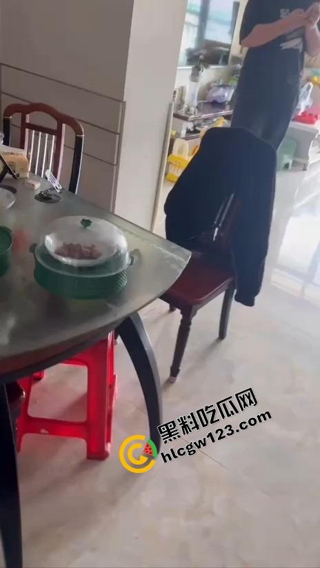 200块都不给我 破防GAY佬怒报警 白嫖手冲服务反赖账，直男射完转身当人畜无害，活该挨曝光！-2