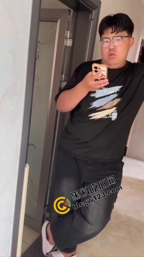 200块都不给我 破防GAY佬怒报警 白嫖手冲服务反赖账，直男射完转身当人畜无害，活该挨曝光！-8