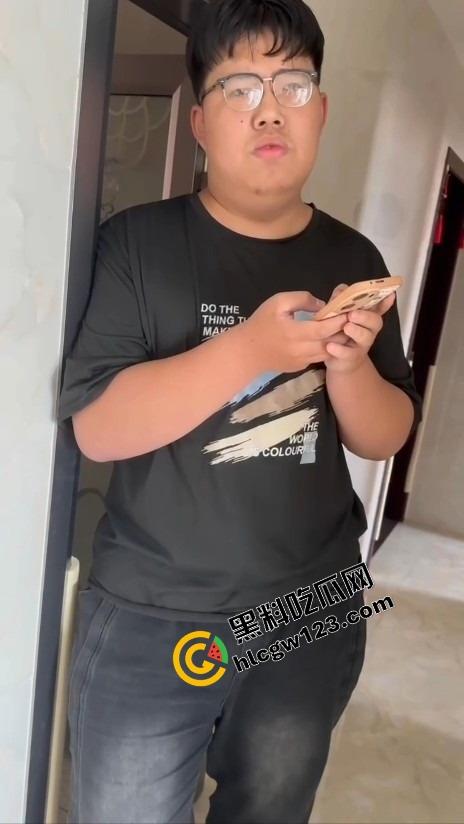 200块都不给我 破防GAY佬怒报警 白嫖手冲服务反赖账，直男射完转身当人畜无害，活该挨曝光！-9