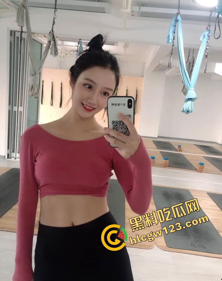 她是南昌最能装的骚货『乔欣玉』金主点菜送上门，浓眉大眼清纯外表，穿包臀裙被金主哥花样调教！-6