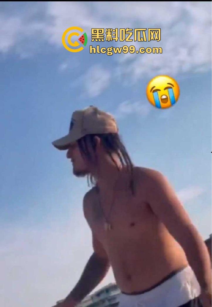 公共沙滩变成人体交配现场，老外光天化日下当着孩子面直接操逼，老黑直接上去用水泼降温警告！-6