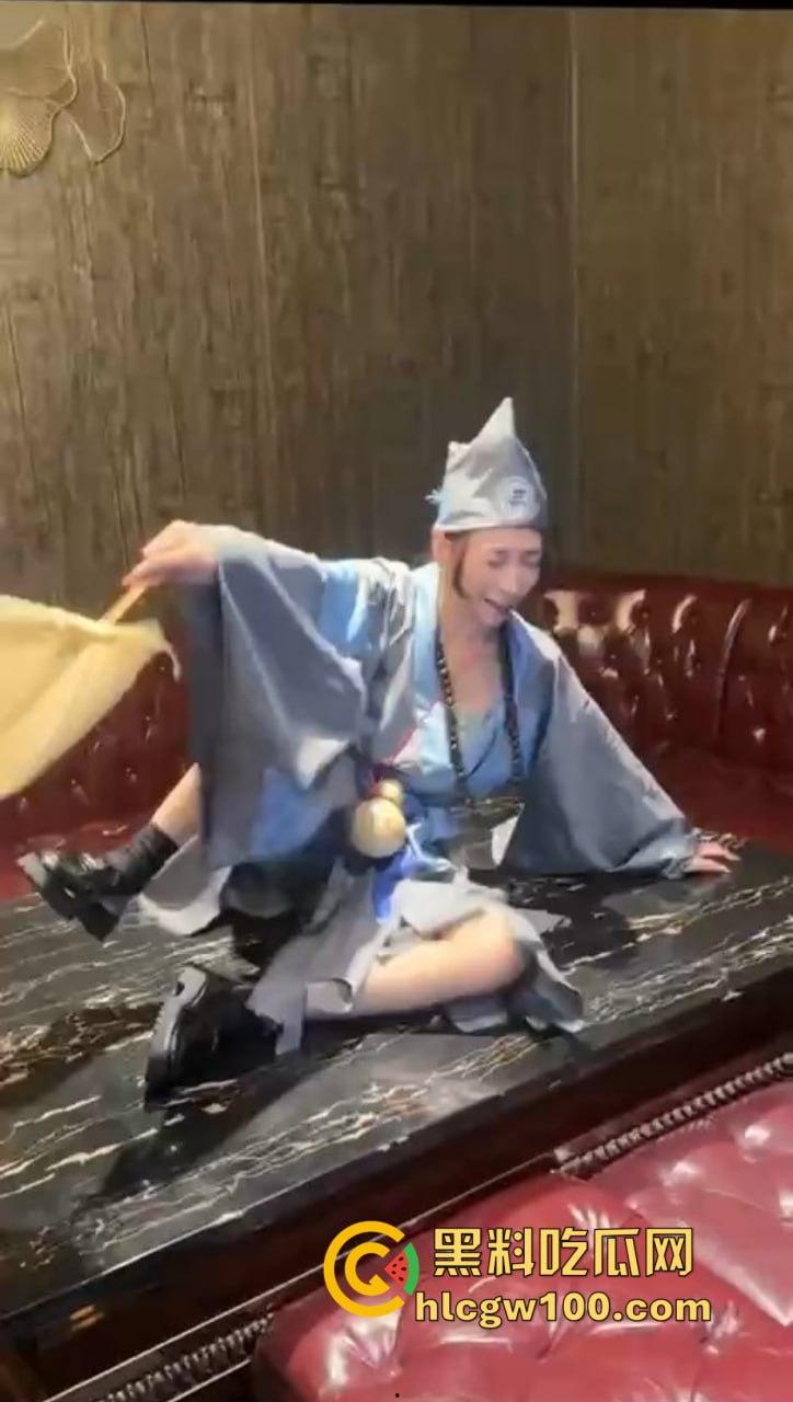 KTV都开始玩济公主题夜了？破衣拖鞋扮和尚，酒瓶换袈裟，点歌附送疯癫体验，降龙十八掌都能搞成喝酒互动？-7