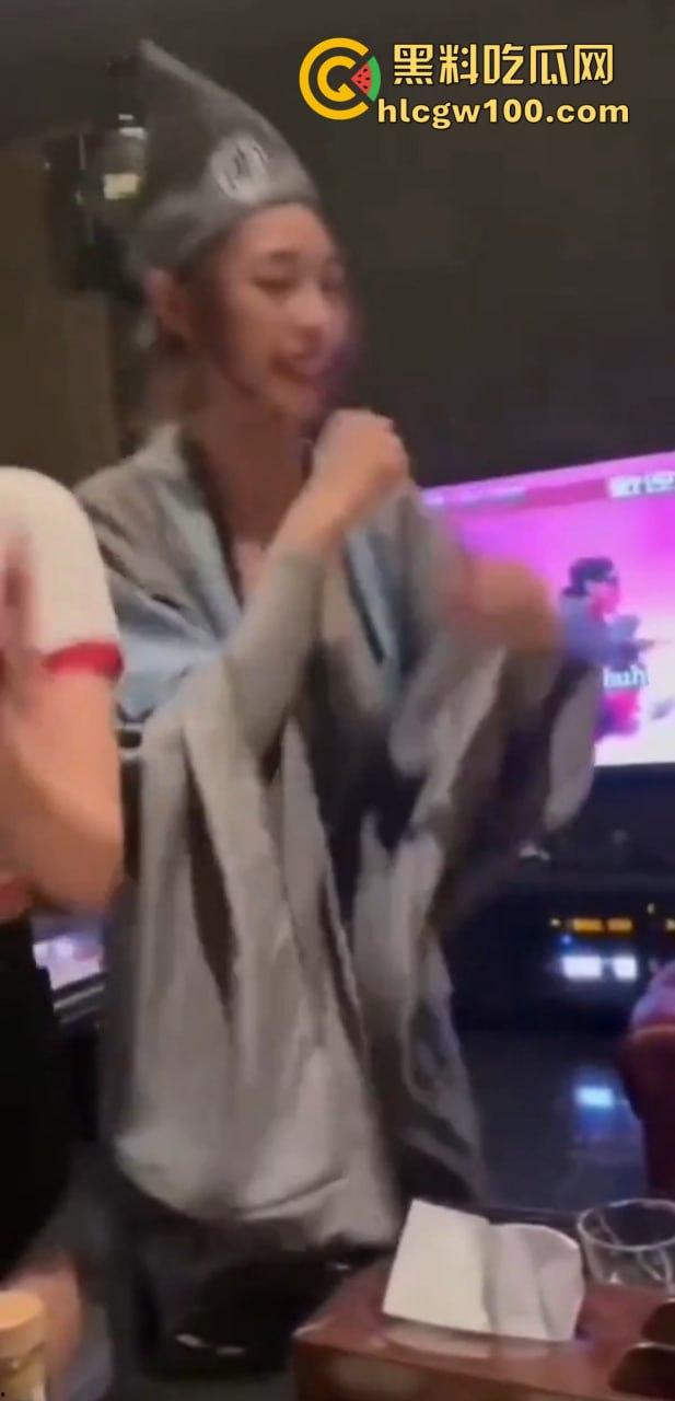 KTV都开始玩济公主题夜了？破衣拖鞋扮和尚，酒瓶换袈裟，点歌附送疯癫体验，降龙十八掌都能搞成喝酒互动？-8