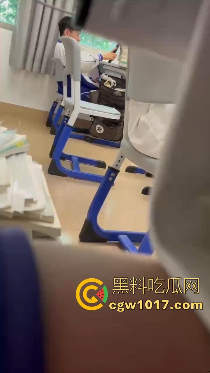自习课惊现后排同学上课打飞机！边看平板边掏出大屌狂撸，这哥们只能说真生猛，太投入了被偷拍都没发现！-4