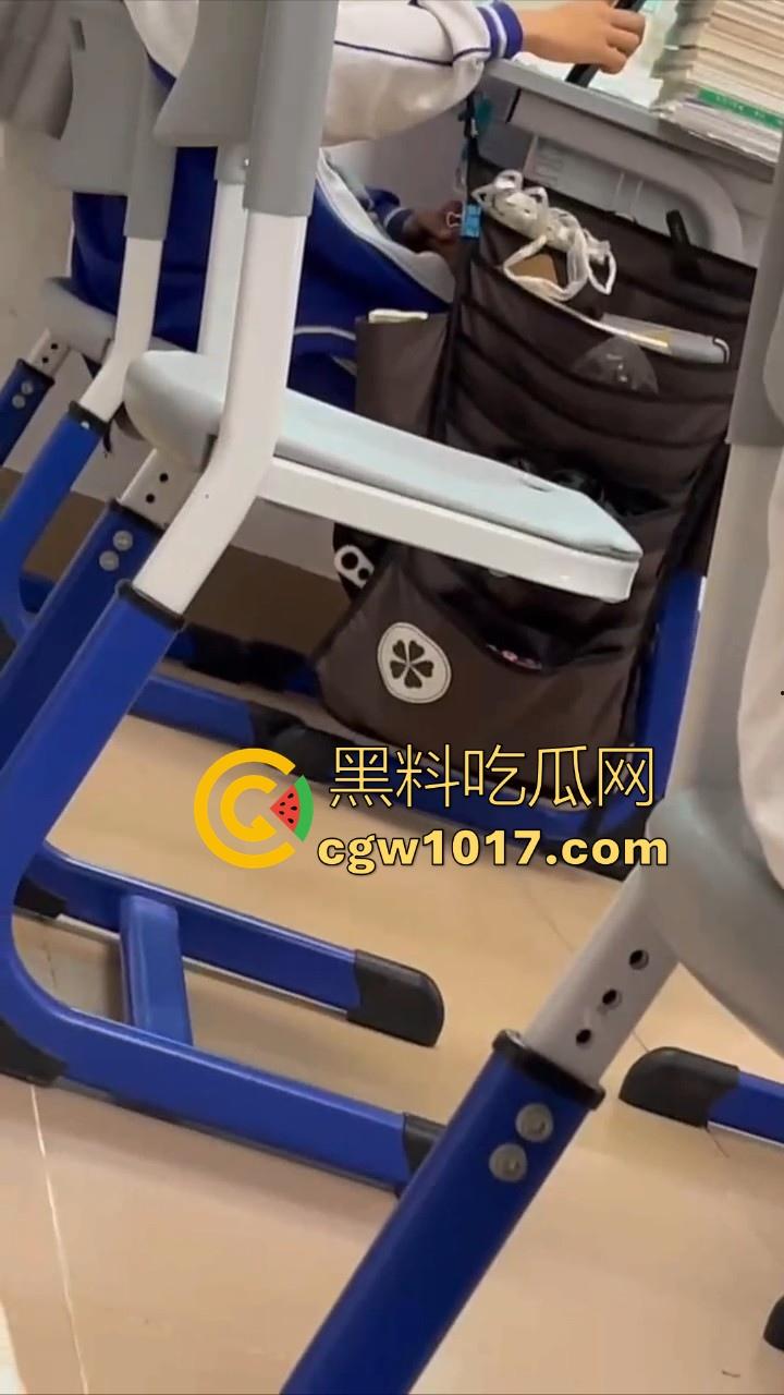 自习课惊现后排同学上课打飞机！边看平板边掏出大屌狂撸，这哥们只能说真生猛，太投入了被偷拍都没发现！-5