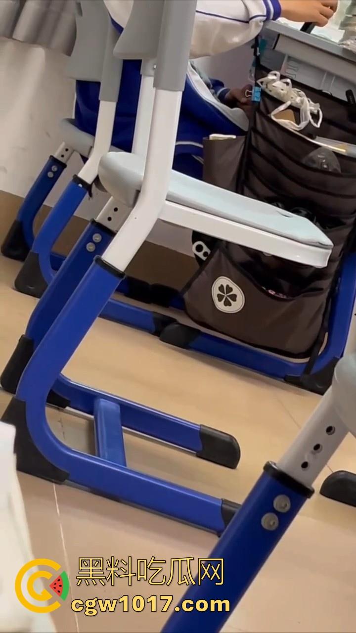 自习课惊现后排同学上课打飞机！边看平板边掏出大屌狂撸，这哥们只能说真生猛，太投入了被偷拍都没发现！-6