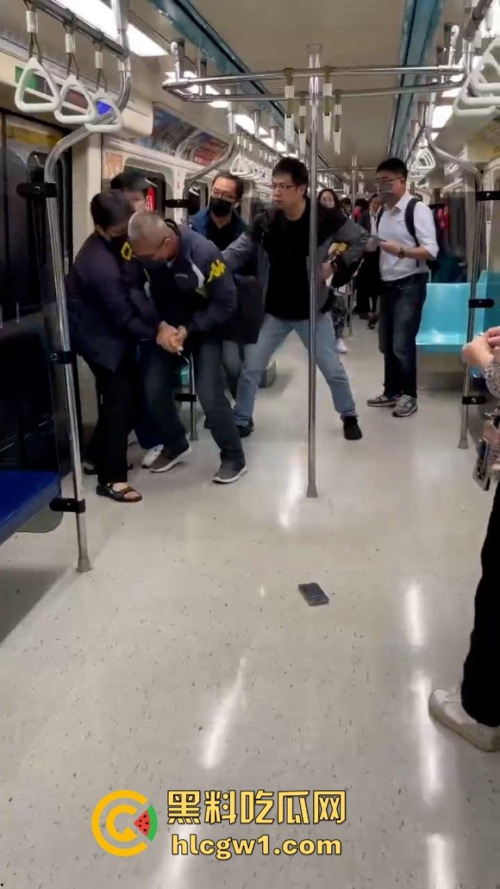 台湾新北地铁捷运站一女子持刀挟持人质砍人 大妈还是恐怖分子呢？-4