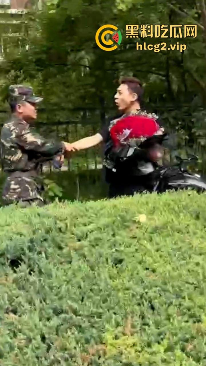 从震惊到无语：男生手捧玫瑰表白男教官 当街牵手惹众人激动跳脚！-3