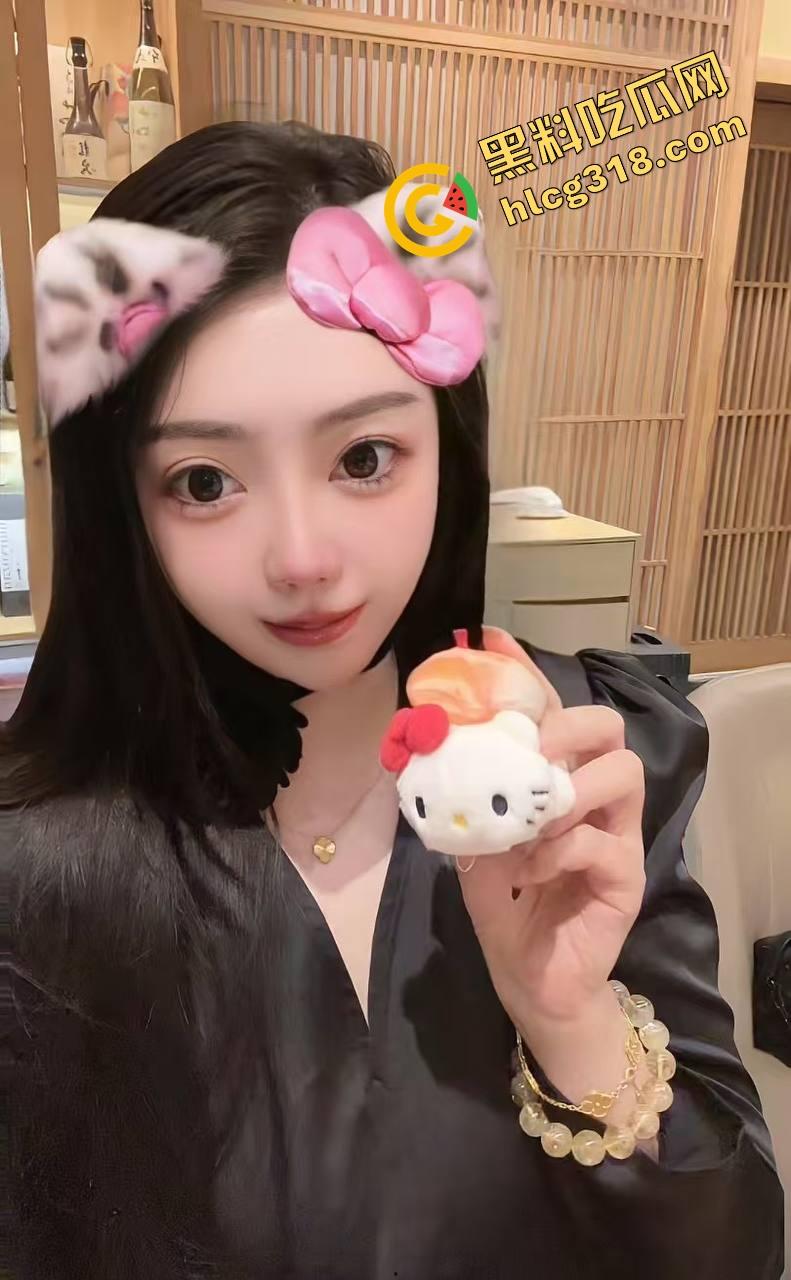 谁说00后嫩？在上海大神手里照样被操得趴桌子喊爹，戳到最后手机都拿不稳，这叫操不是爱-5