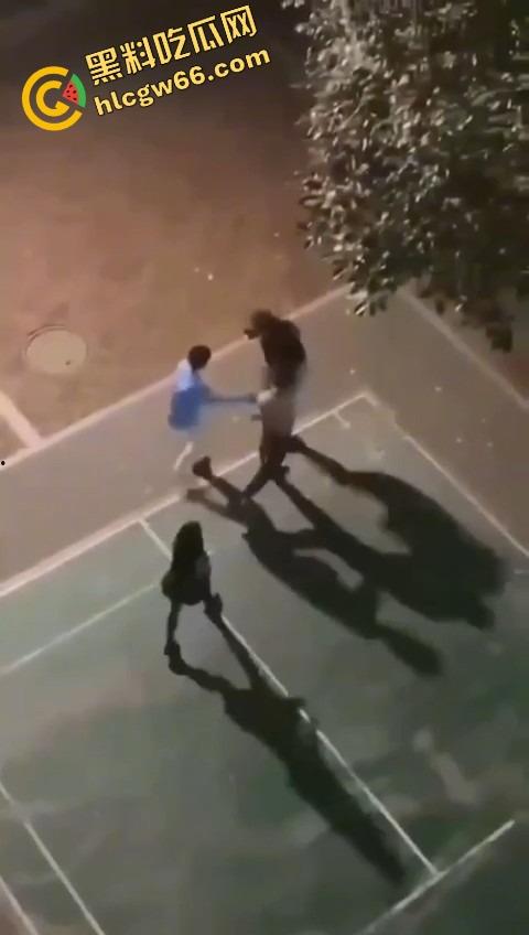 四川国际职业学院三舔狗为一个海后当街互殴，情敌互锤全员备胎，女主笑而不语继续约第4个！-6