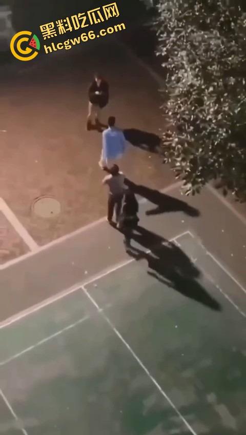 四川国际职业学院三舔狗为一个海后当街互殴，情敌互锤全员备胎，女主笑而不语继续约第4个！-7