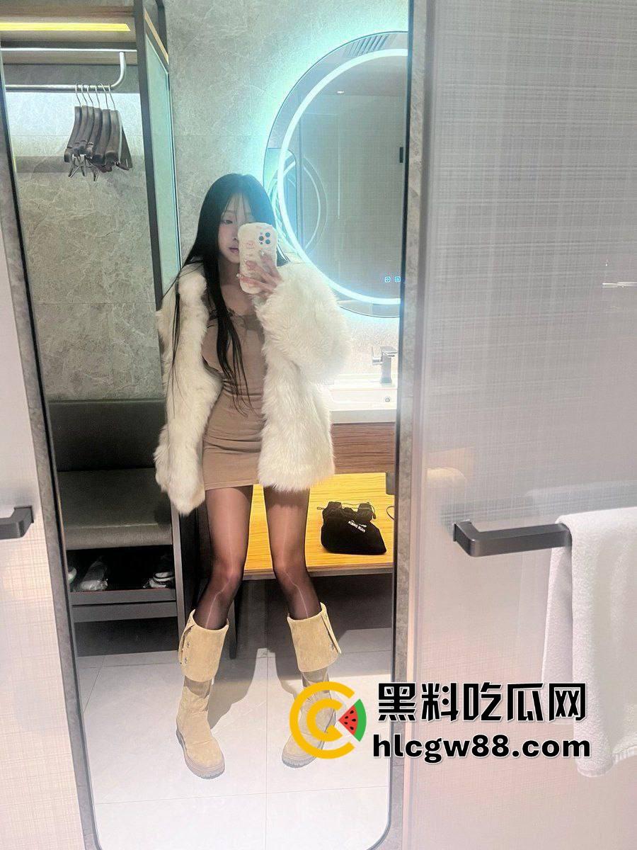 天水高颜值小萝莉【雷焦俞】白嫩清纯颜值顶天，胸前机场略拉胯，酒店跟男友打炮被后入偷拍！-3